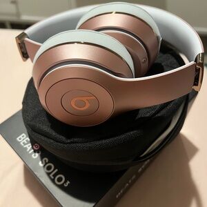 Beats Solo3 Wireless Headphones - Rose Gold/White